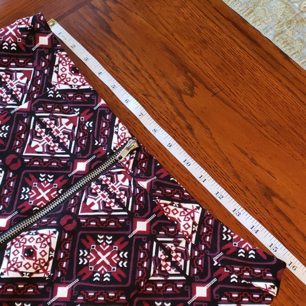 3/$20 H & M Merlot & Black Aztec Print Skirt Sz 12 - Picture 5 of 6